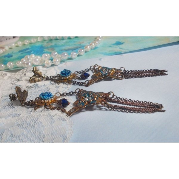 Borboletas iridescentes criadas com Zircónio, cristais Swarovski, cabochões de resina, vários acessórios e contas de vidro boémio