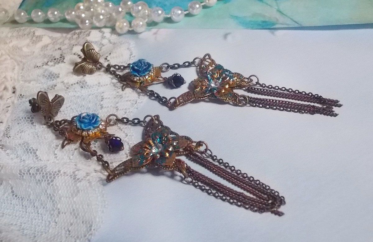 Borboletas iridescentes criadas com Zircónio, cristais Swarovski, cabochões de resina, vários acessórios e contas de vidro boémio