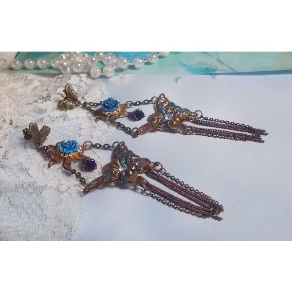 Borboletas iridescentes criadas com Zircónio, cristais Swarovski, cabochões de resina, vários acessórios e contas de vidro boémio