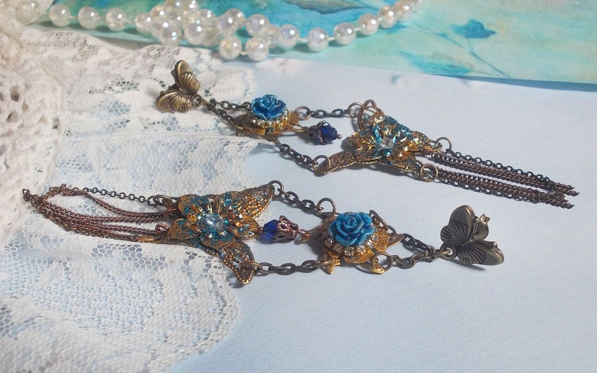 Borboletas iridescentes criadas com Zircónio, cristais Swarovski, cabochões de resina, vários acessórios e contas de vidro boémio