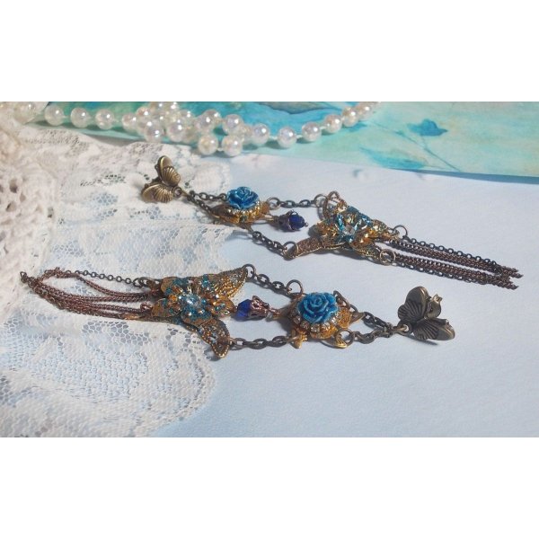Borboletas iridescentes criadas com Zircónio, cristais Swarovski, cabochões de resina, vários acessórios e contas de vidro boémio