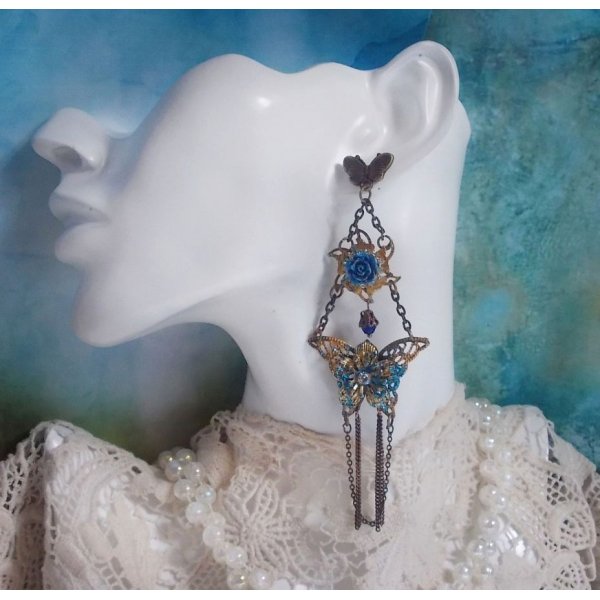 Borboletas iridescentes criadas com Zirc&oacute;nio, cristais Swarovski, caboch&otilde;es de resina, v&aacute;rios acess&oacute;rios e contas de vidro bo&eacute;mio