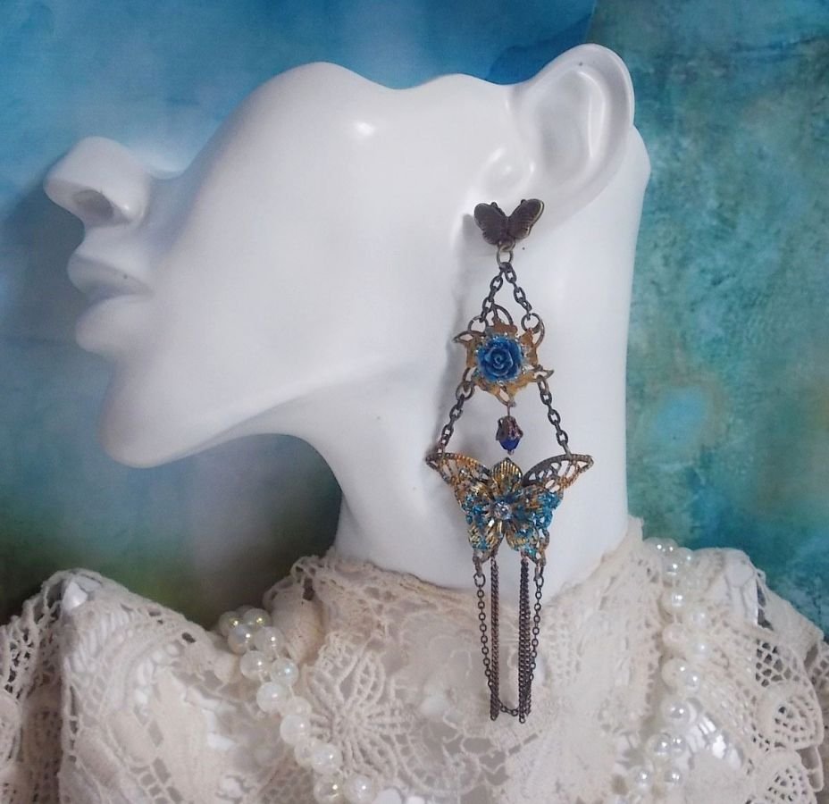 Borboletas iridescentes criadas com Zircónio, cristais Swarovski, cabochões de resina, vários acessórios e contas de vidro boémio