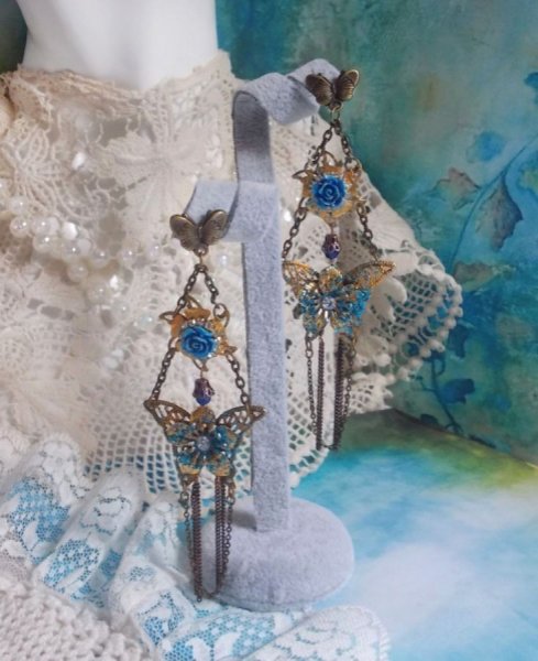 Borboletas iridescentes criadas com Zirc&oacute;nio, cristais Swarovski, caboch&otilde;es de resina, v&aacute;rios acess&oacute;rios e contas de vidro bo&eacute;mio