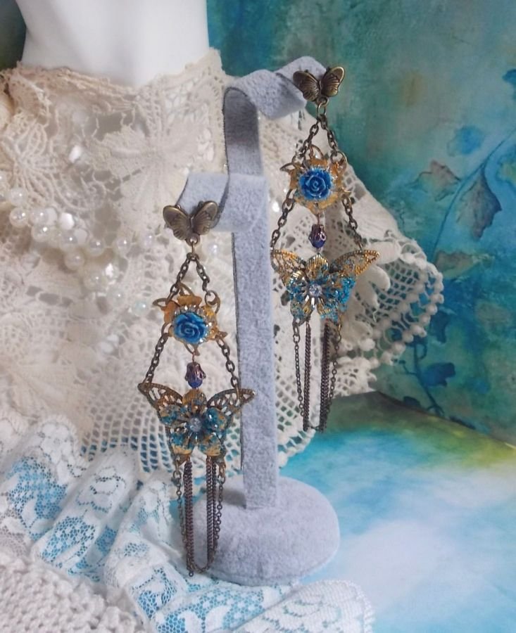 Borboletas iridescentes criadas com Zircónio, cristais Swarovski, cabochões de resina, vários acessórios e contas de vidro boémio
