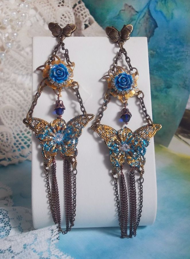 Borboletas iridescentes criadas com Zircónio, cristais Swarovski, cabochões de resina, vários acessórios e contas de vidro boémio