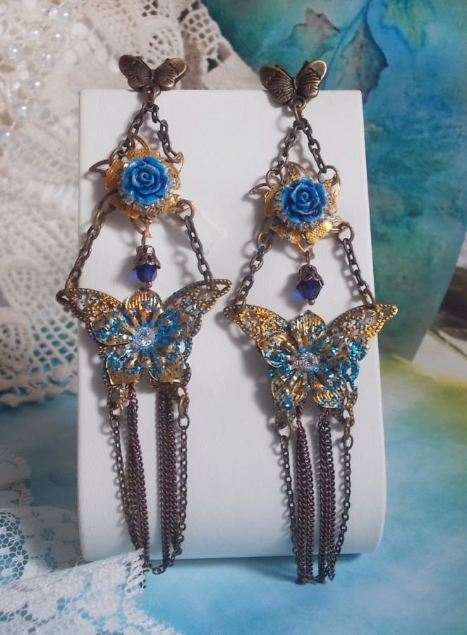 Borboletas iridescentes criadas com Zircónio, cristais Swarovski, cabochões de resina, vários acessórios e contas de vidro boémio