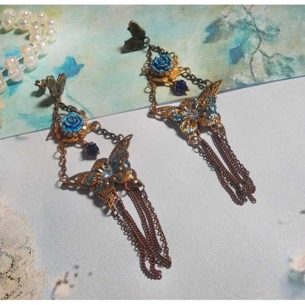 Borboletas iridescentes criadas com Zirc&oacute;nio, cristais Swarovski, caboch&otilde;es de resina, v&aacute;rios acess&oacute;rios e contas de vidro bo&eacute;mio