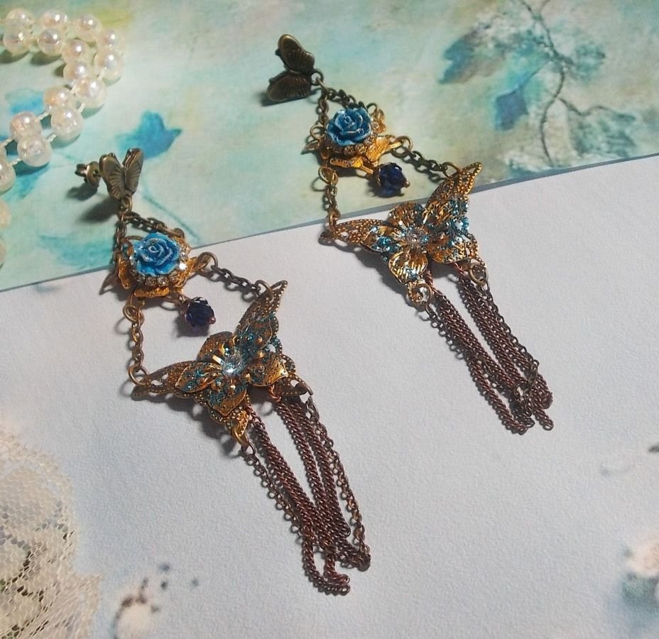 Borboletas iridescentes criadas com Zircónio, cristais Swarovski, cabochões de resina, vários acessórios e contas de vidro boémio