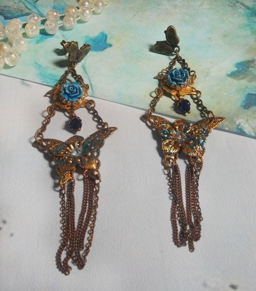 Borboletas iridescentes criadas com Zirc&oacute;nio, cristais Swarovski, caboch&otilde;es de resina, v&aacute;rios acess&oacute;rios e contas de vidro bo&eacute;mio