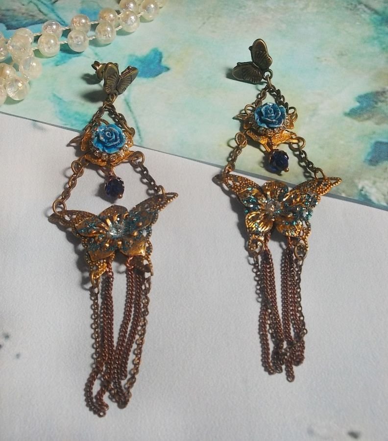 Borboletas iridescentes criadas com Zircónio, cristais Swarovski, cabochões de resina, vários acessórios e contas de vidro boémio