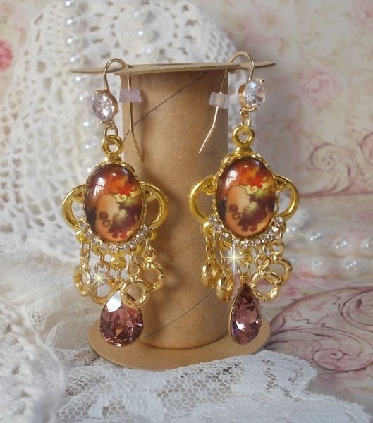 BO Paris repr&eacute;sentant une jeune femme &agrave; Paris, orn&eacute; d&rsquo;une cha&icirc;ne strass Cristal/Dor&eacute; avec des breloques, des pendants ovales Blush Rose, mont&eacute;s sur des crochets en plaqu&eacute; Or. Paris en mode vintage.