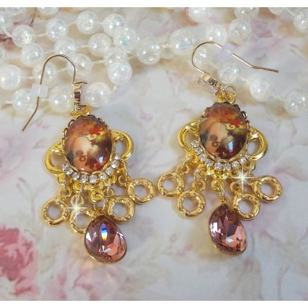 BO Paris repr&eacute;sentant une jeune femme &agrave; Paris, orn&eacute; d&rsquo;une cha&icirc;ne strass Cristal/Dor&eacute; avec des breloques, des pendants ovales Blush Rose, mont&eacute;s sur des crochets en plaqu&eacute; Or. Paris en mode vintage.