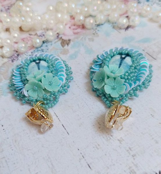 BO Parisienne brod&eacute;es avec cabochons r&eacute;sines, rocailles verres, sequins et clips en laiton