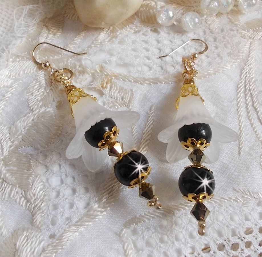 BO Paixão com flores brancas Lucite e cristais Swarovski