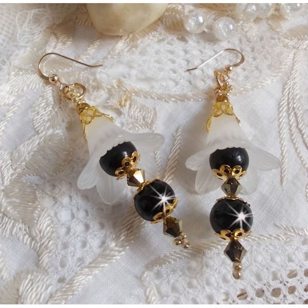 BO Paix&atilde;o com flores brancas Lucite e cristais Swarovski