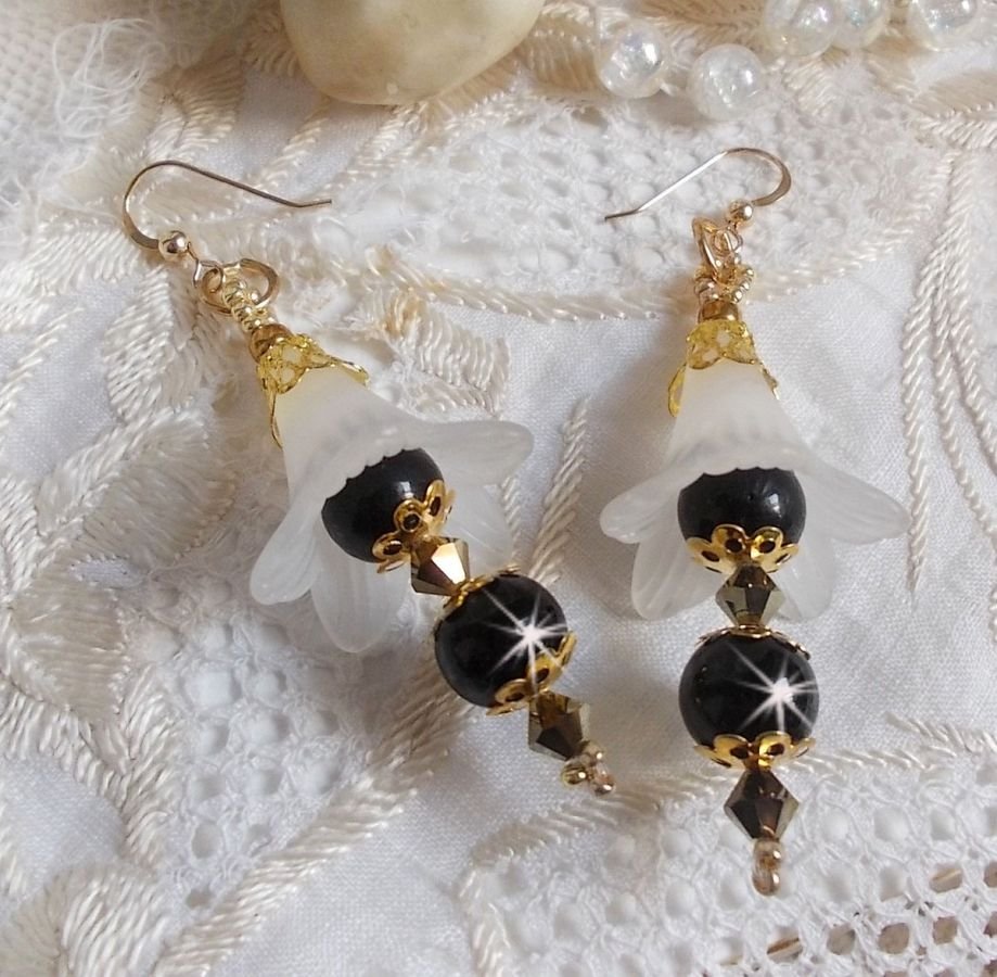 BO Paixão com flores brancas Lucite e cristais Swarovski