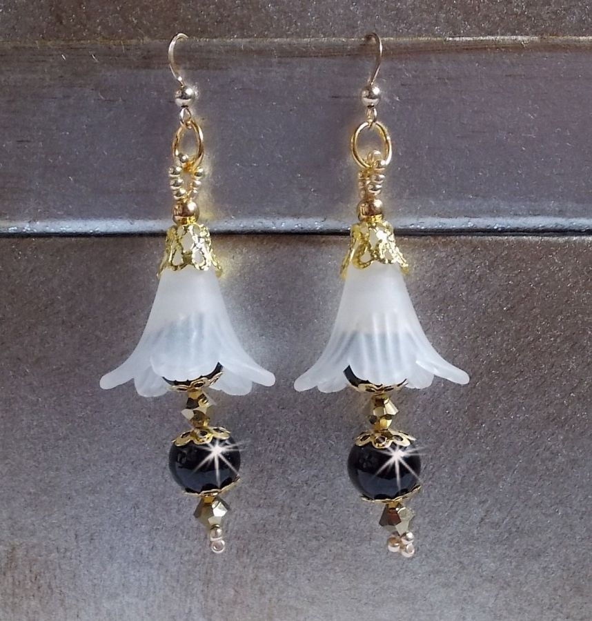 BO Paixão com flores brancas Lucite e cristais Swarovski