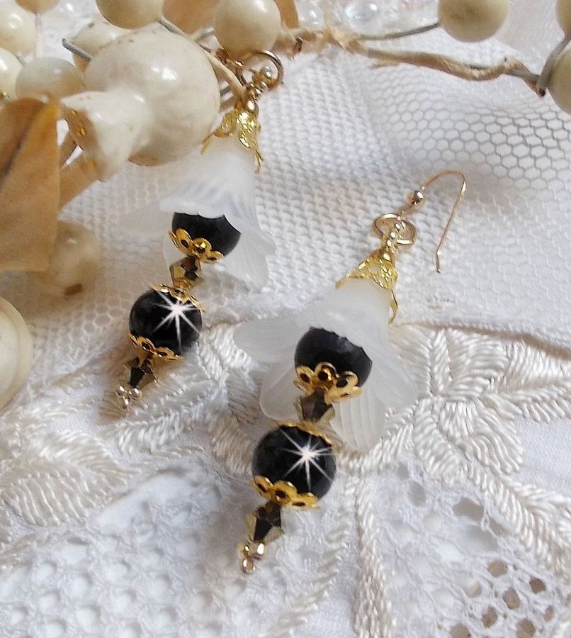 BO Paixão com flores brancas Lucite e cristais Swarovski