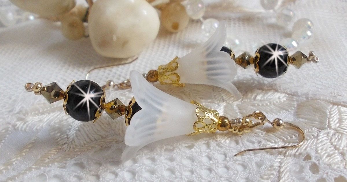 BO Paixão com flores brancas Lucite e cristais Swarovski
