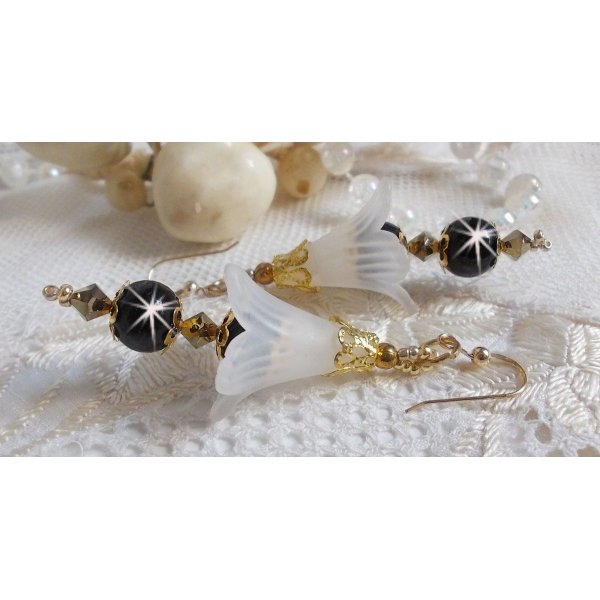 BO Paixão com flores brancas Lucite e cristais Swarovski