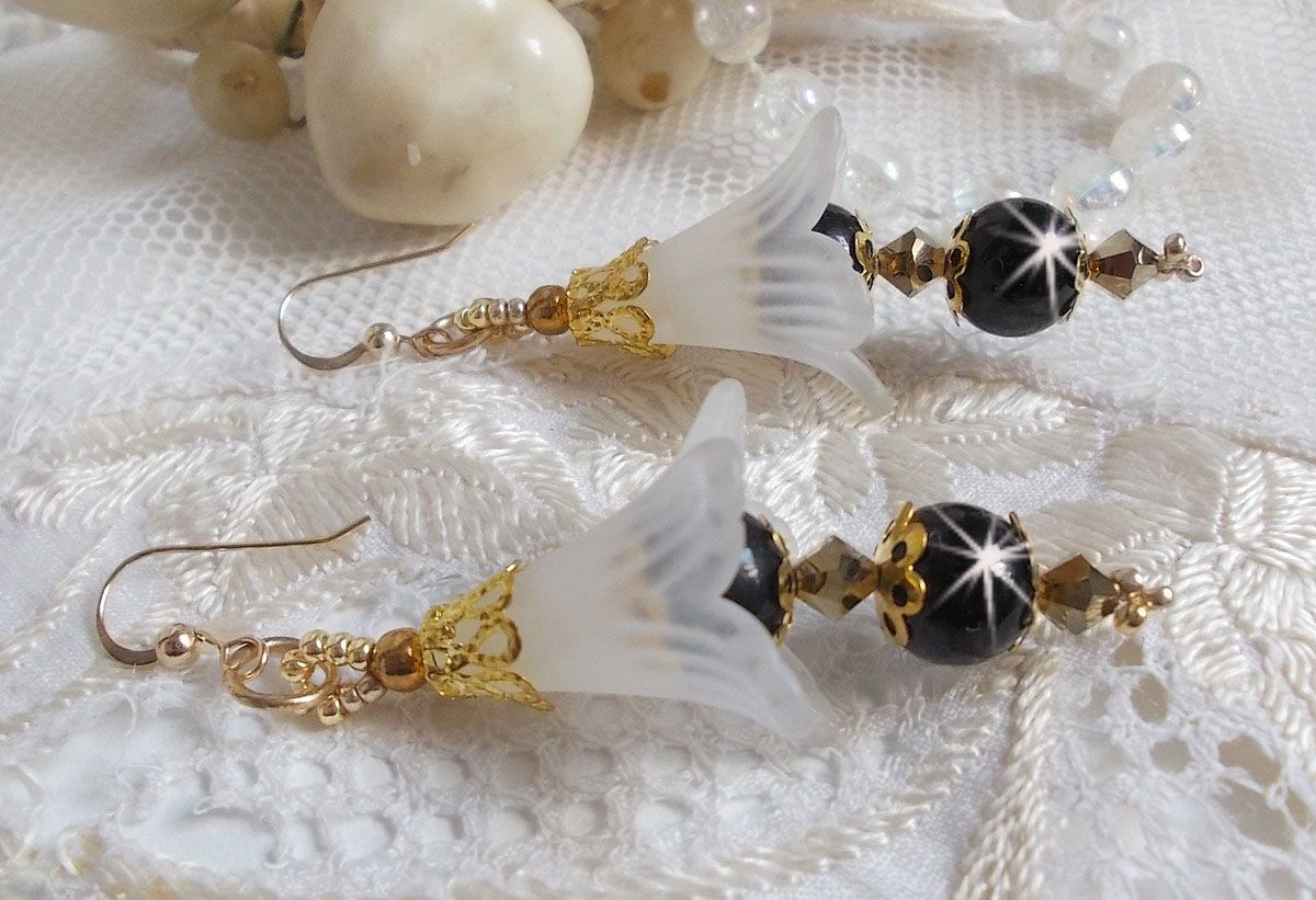 BO Paixão com flores brancas Lucite e cristais Swarovski