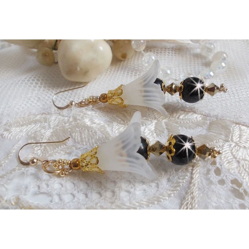 BO Paixão com flores brancas Lucite e cristais Swarovski