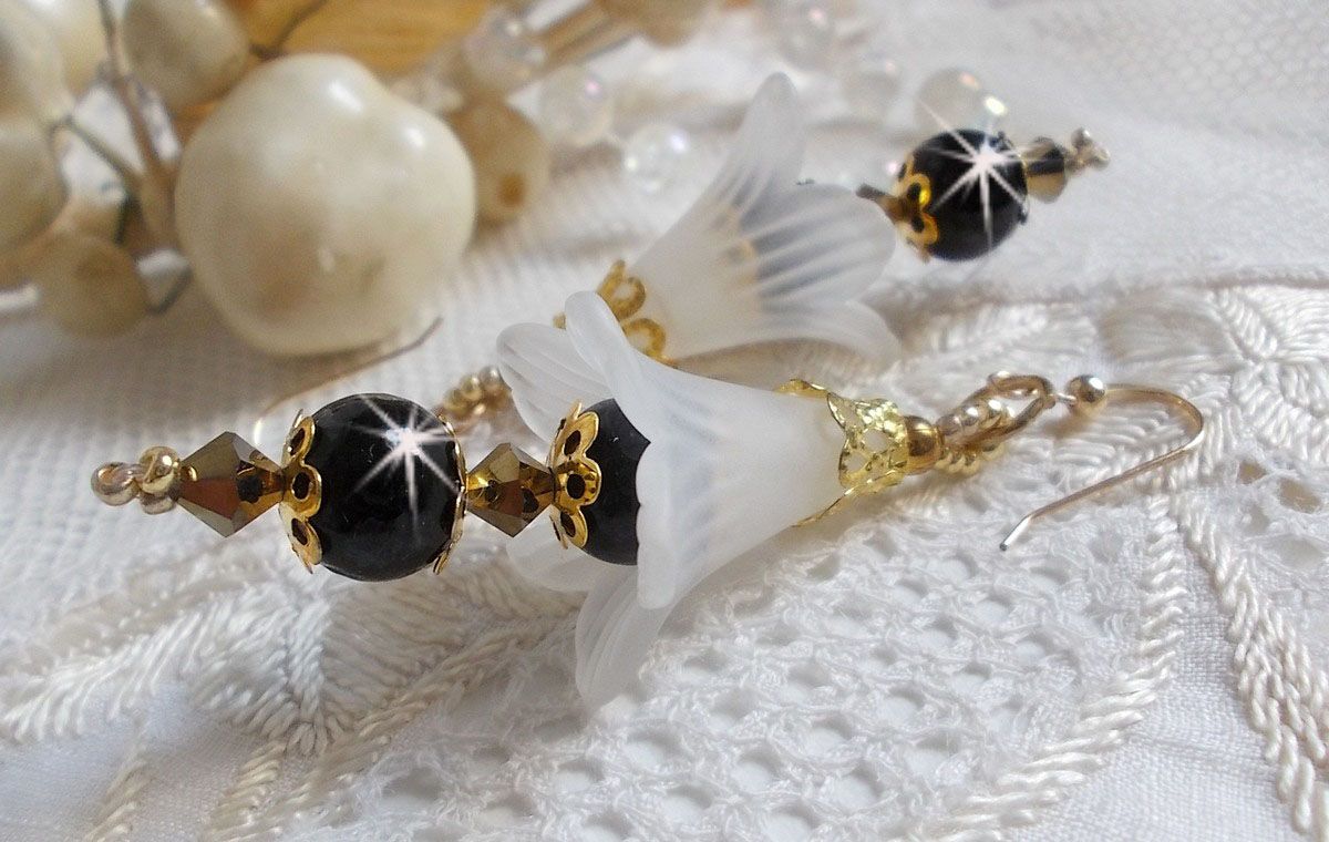 BO Paixão com flores brancas Lucite e cristais Swarovski