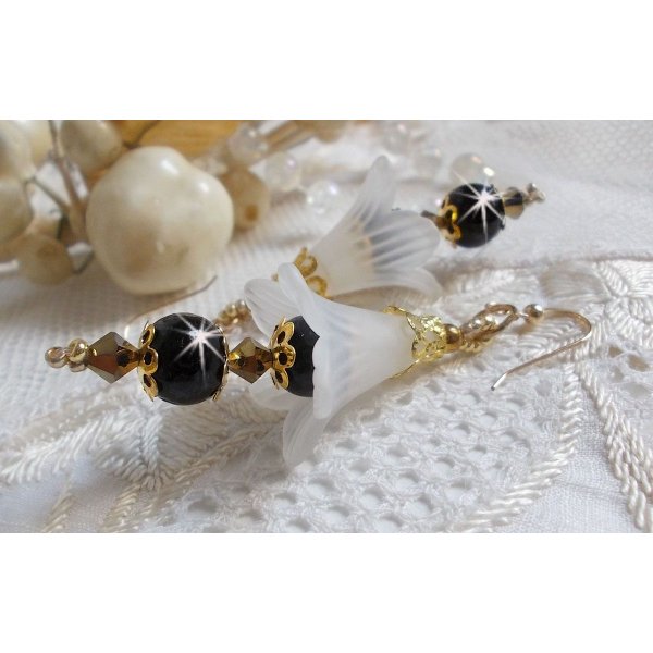 BO Paixão com flores brancas Lucite e cristais Swarovski
