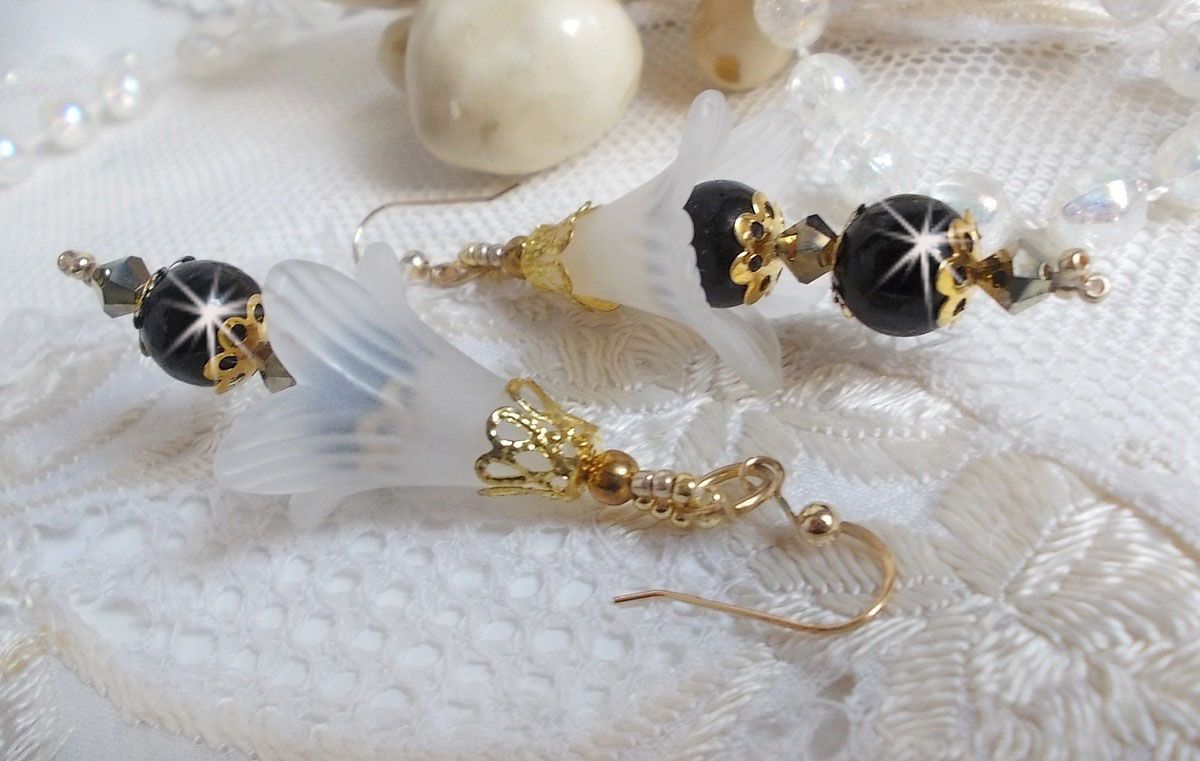 BO Paixão com flores brancas Lucite e cristais Swarovski