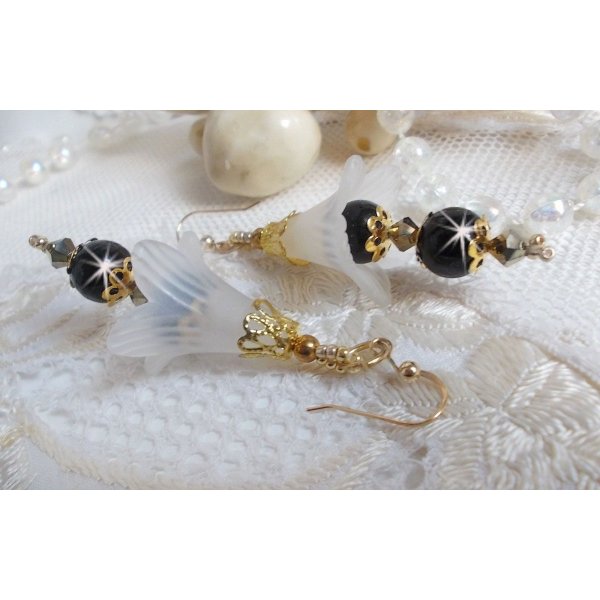 BO Paixão com flores brancas Lucite e cristais Swarovski
