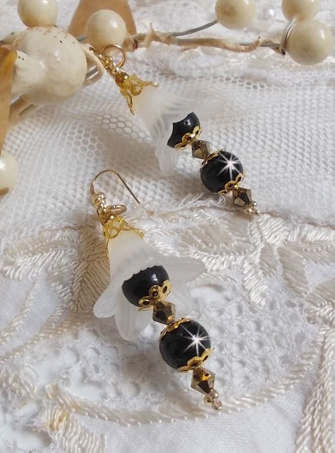 BO Paixão com flores brancas Lucite e cristais Swarovski
