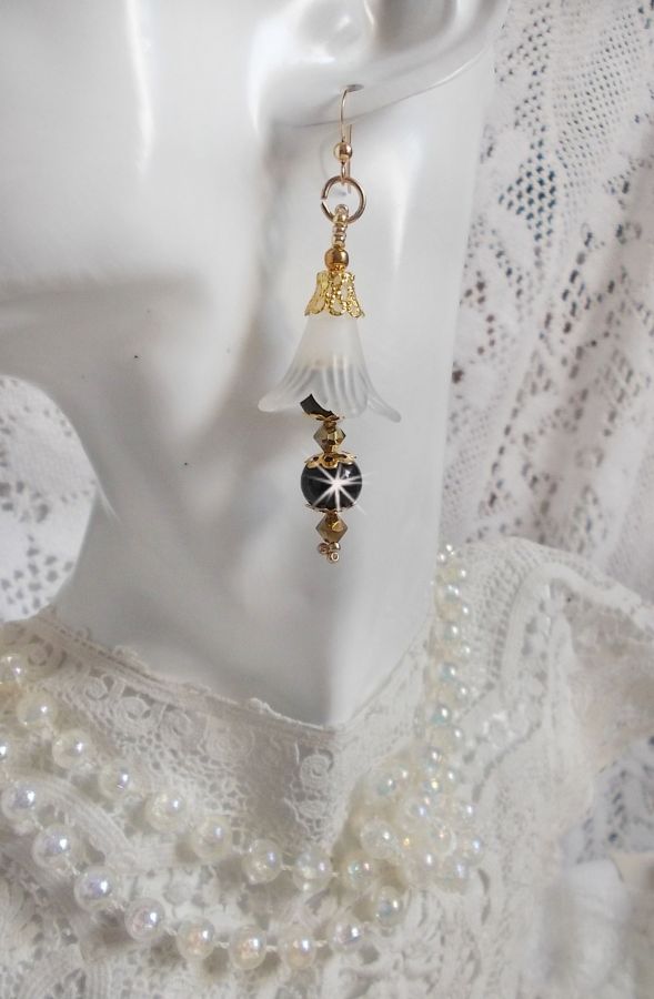 BO Paixão com flores brancas Lucite e cristais Swarovski