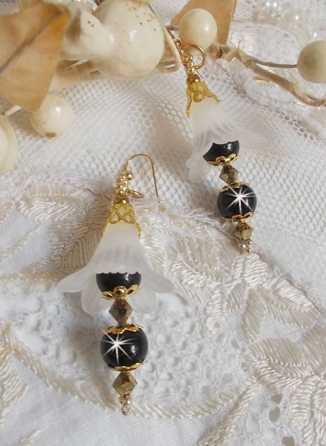BO Paixão com flores brancas Lucite e cristais Swarovski