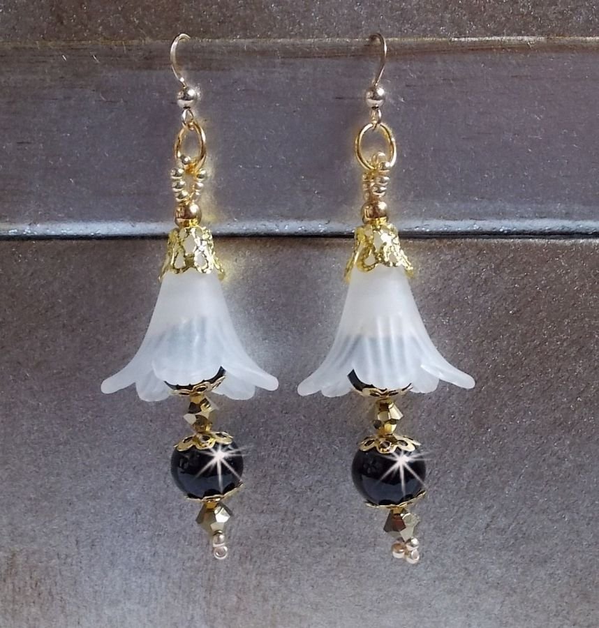BO Paixão com flores brancas Lucite e cristais Swarovski