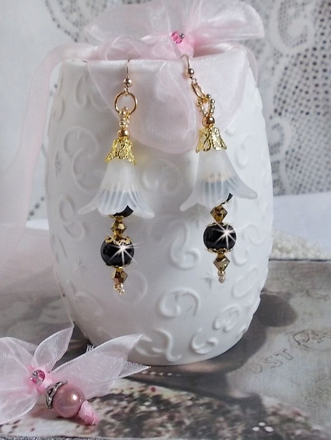 BO Paixão com flores brancas Lucite e cristais Swarovski