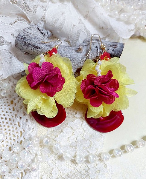 Boucles d'oreilles fleurs en mousseline de soie et perles.