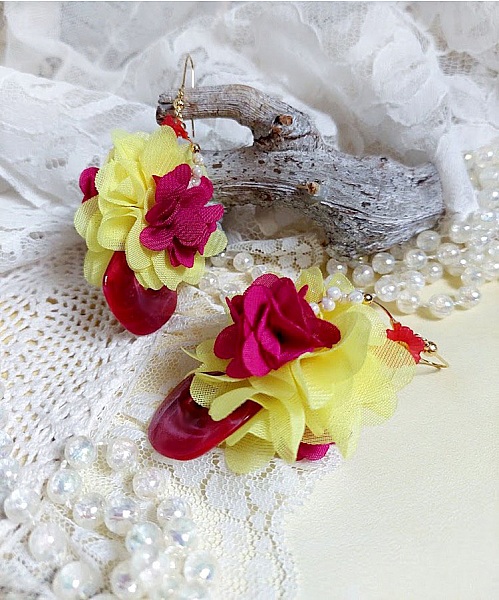 Boucles d'oreilles fleurs en mousseline de soie et perles.