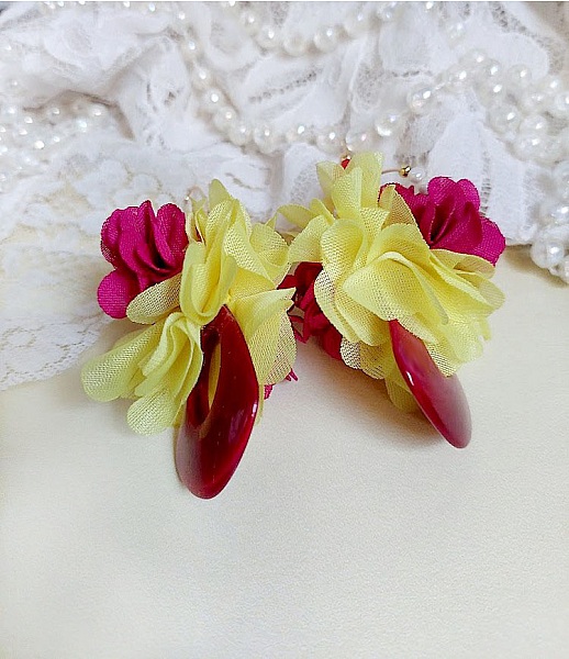Boucles d'oreilles fleurs en mousseline de soie jaune et fuchsia.