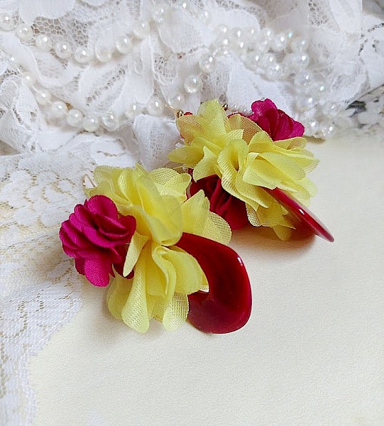 Boucles d'oreilles fleurs en mousseline de soie jaune et rose.