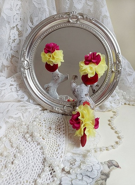 Boucles d'oreilles fleurs en mousseline de soie et perles.