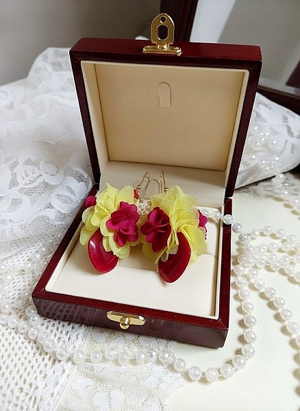 Boucles d'oreilles fleurs en mousseline de soie dans coffret.