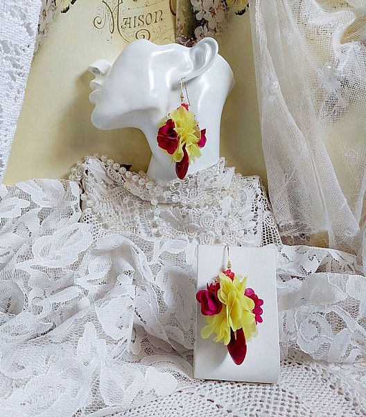 Boucles d'oreilles fleurs en mousseline de soie et Swarovski.