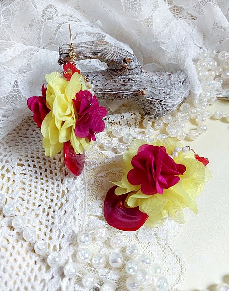 Boucles d'oreilles fleurs en mousseline de soie et perles.