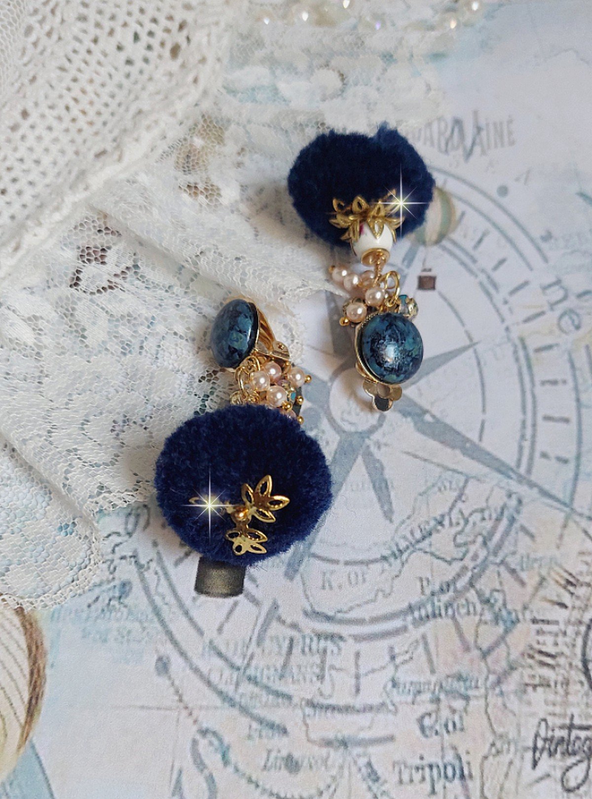 BO Petites Douceurs mont&eacute;es avec pompons ronds, cabochons verres et perles Cristal Swarovski