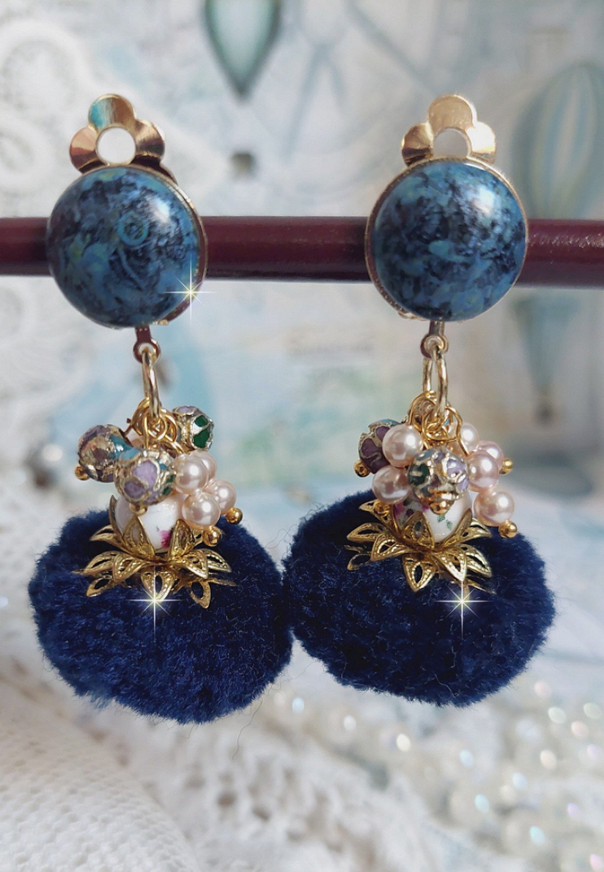 BO Petites Douceurs mont&eacute;es avec pompons ronds, cabochons verres et perles Cristal Swarovski