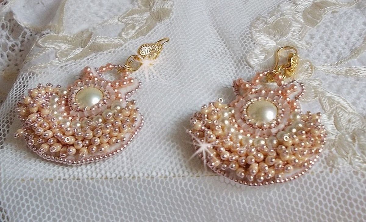 BO Poudre de Riz bordado com pequenas pérolas redondas de cristal Swarovski e pérolas de sementes Miyuki 