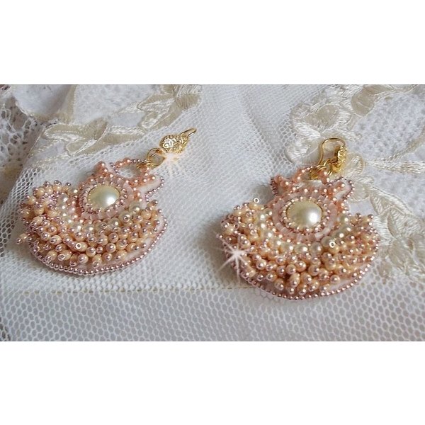 BO Poudre de Riz bordado com pequenas pérolas redondas de cristal Swarovski e pérolas de sementes Miyuki 
