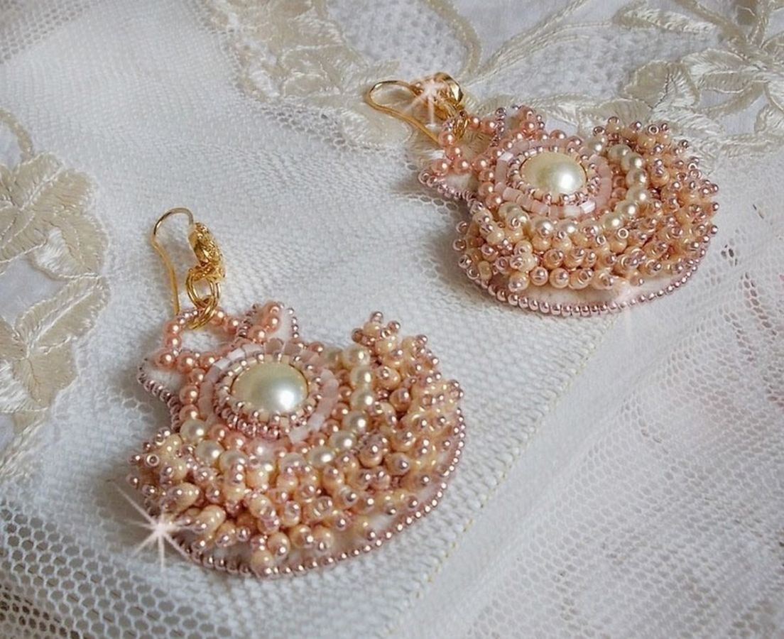 BO Poudre de Riz bordado com pequenas pérolas redondas de cristal Swarovski e pérolas de sementes Miyuki 