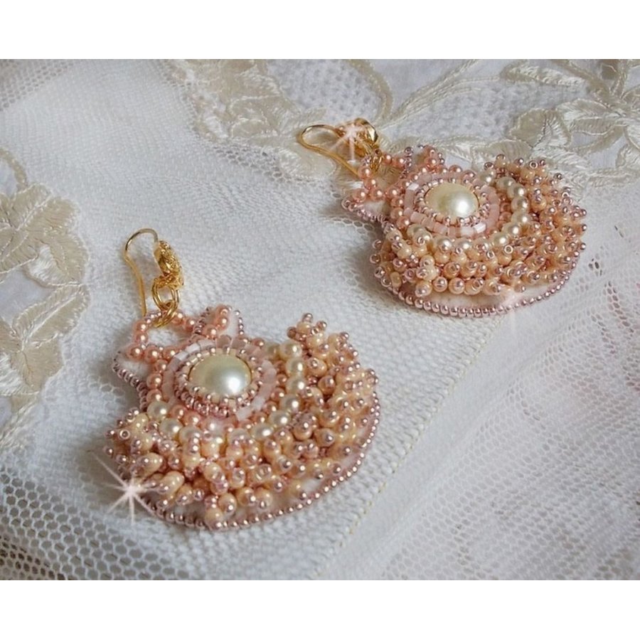 BO Poudre de Riz bordado com pequenas pérolas redondas de cristal Swarovski e pérolas de sementes Miyuki 